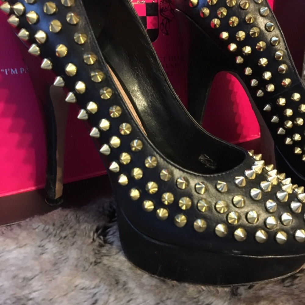 Host Pick |Vince Camuto - Picture 3 of 5